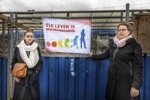 Door een bufferzone mogen betogers in Zwolle niet meer naast de kliniek staan. beeld RD, Henk Visscher