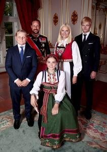 Het kroonprinselijk gezin van Noorwegen. V.l.n.r.: prins Sverre Magnus (13), kroonprins Haakon, prinses Ingrid Alexandra (15), kroonprinses Mette-Marit en Marius Borg Høiby (22). beeld EPA, Lise Aserud