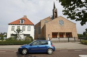 Kerkgebouw van de gereformeerde gemeente in Nederland te Opheusden (r.). beeld VidiPhoto