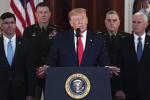 President Trump, woensdag tijdens zijn toespraak over Iran. Hij wordt geflankeerd door onder anderen minister van Defensie Mark Esper (l.) en vice-president Mike Pence (r). beeld AFP, Saul Loeb