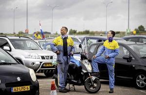 Medewerkers van Tata Steel donderdag tijdens een drive-in-ledenvergadering op de parkeerplaats van De Bazaar in Beverwijk. beeld ANP, Koen van Weel