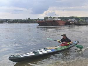 Ds. Theunisse in zijn kano op de Rijn. beeld RD
