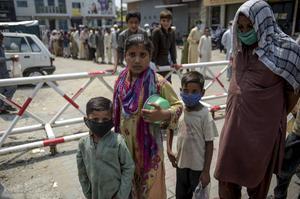 Christenen staan soms onder grote druk om afstand te doen van hun geloof in ruil voor voedsel. Foto: Een distributiepunt in Pakistan. beeld AFP, Farooq Naeem
