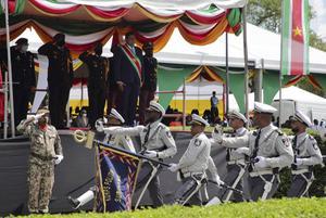 Chan Santokhi tijdens een defile, volgend op zijn inauguratie als president van Suriname. De leider van de VHP volgt Desi Bouterse op, wiens partij NDP de parlementsverkiezingen verloor. beeld ANP, Ranu Abhelakh