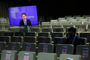 Eurogroepvoorzitter Paschal Donohoe praat online de media bij over de uitkomsten van de vergadering van de ministers van Financiën van de eurozone. beeld EPA, Francisco Seco