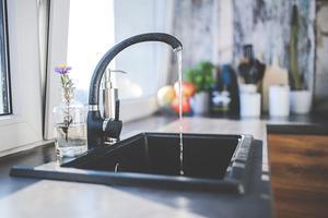 In Nederland zouden 60.000 kinderen teveel lood via het drinkwater binnenkrijgen. beeld Pixabay