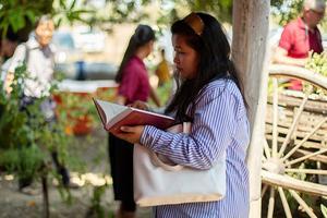 De Bijbel lezen in je moedertaal. beeld Wycliffe