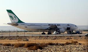 Archiefopname van een toestel van Mahan Air. beeld EPA