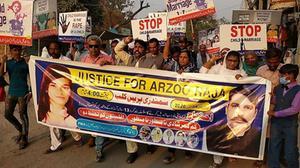 Christenen in Karachi (Pakistan) protesteren tegen de ontvoering en uithuwelijking van de 13-jarige Arzoo Raja. beeld RD