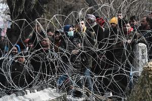 Migranten aan de grens tussen Turkije en Griekenland. beeld AFP