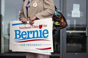 Aanhangers van Bernie Sanders verlaten een centrum in Cleveland, nadat een campagenbijeenkomst was afgelast wegens het coronavirus. beeld AFP