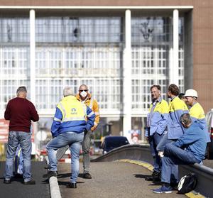 Medewerkers blokkeerden dinsdag de ingangen van het bedrijf. beeld ANP, Koen van Weel