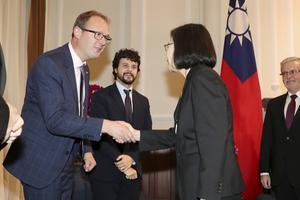 Europarlementariërs brachten een bezoek aan Taiwan om te spreken over mensenrechten en godsdienstvrijheid. Foto: Bert-Jan Ruissen (SGP) ontmoet de Taiwanese president Tsai Ing-wen. beeld ministerie van Buitenlandse Zaken van Taiwan.