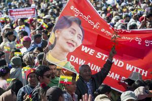 Duizenden mensen waren zaterdag in Myanmar op de been om hun steun te betuigen aan regeringsleider Aung San Suu Kyi. beeld AFP, Sai Aung Main