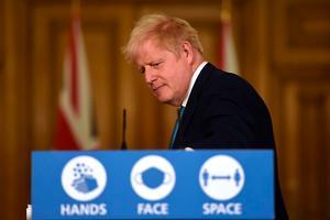 De Britse premier Boris Johnson verlaat het podium na een persconferentie vorige week vrijdag. Britse bedrijven hebben zondag de noodklok geluid om de naderende nod-dealbrexit. beeld AFP, Eddie Mulholland