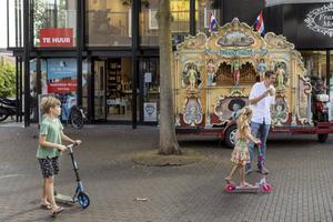 Robin Hendriks verdient zijn brood door met een draaiorgel de straat op te gaan. Hij geniet van de muziek én van het contact met mensen: „Ik pas mij aan aan het publiek, want ik ben er voor hen.” beeld RD, Henk Visscher​