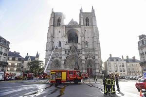 De brand in de kathedraal van de Franse stad Nantes is onder controle. beeld AFP