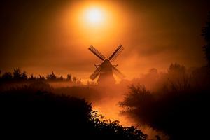 Een molen in de ochtendmist in natuurgebied Kardinge. beeld ANP, SIESE VEENSTRA