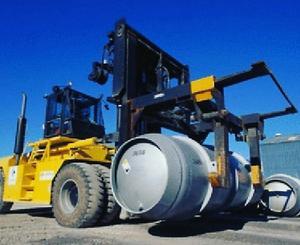 Een heftruck vervoert een cylinder met gas voor gebruik in een Iraanse nucleaire faciliteit. beeld EPA