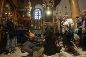 Christelijke pelgrims in de Geboortekerk te Bethlehem, op de Westelijke Jordaanoever. beeld AFP, Musa al Shaer