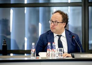 Minister Wouter Koolmees van Sociale Zaken en Werkgelegenheid sprak dinsdag met de Tweede Kamer over de noodmaatregelen voor het bedrijfsleven.  beeld ANP, Sem van der Wal