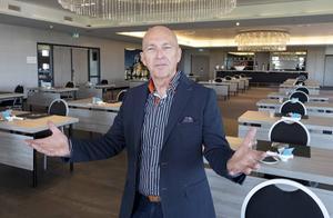 Piet van Meurs staat in een vergaderruimte van een Van der Valk-hotel in Middelburg. In het voorjaar gaat hij normaliter van start met zijn trainingen, maar die gingen nu niet door. beeld Dirk-Jan Gjeltema