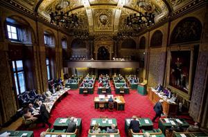 Het kabinet wil de manier waarop de Senaat wordt gekozen, veranderen. De uitwerking van het voorstel is cruciaal voor kleine partijen. Foto: De vergaderzaal van de Eerste Kamer. beeld ANP, Bart Maat