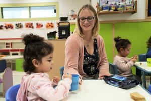 Voormalige brandweervrouw Mirjam ging aan de slag als medewerker van de kinderopvang. beeld Claudia Kamergorodski