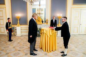 De geloofsbrieven worden niet aan de koning overhandigd, maar op een gereedstaand tafeltje gelegd. beeld ANP, HH POOL