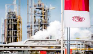 Rookpluimen stijgen op boven een locatie van het Amerikaanse chemiebedrijf DuPont. Luchtvervuiling blijkt in verband te staan met een verhoogde kans op overlijden aan Covid-19. beeld ANP, Koen van Weel