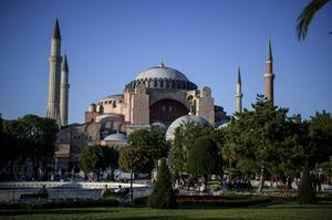 De Hagia Sophia in Istanbul is deze maand door de Turkse president Erdogan omgevormd tot moskee. Op 24 juli werd voor het eerst in 86 jaar weer een islamitisch vrijdaggebed gehouden in het gebouw, dat van 537 tot 1453 een christelijke kerk was. beeld AFP, Ozan Kose