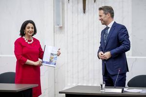 Michel Rog (r.) overhandigde donderdag het eindverslag “(On)zichtbare invloed” aan Kamervoorzitter Khadija Arib. beeld ANP, Sem van der Wal