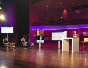 De DNA-dialoog vond donderdag plaats in het Orpheustheater in Apeldoorn. Van links naar rechts: Ruth Mampuys (humanist), prof. Henk Jochemsen (protestants christen), rabbijn Raphael Evers en prof. Annemieke Aartsma. beeld RD