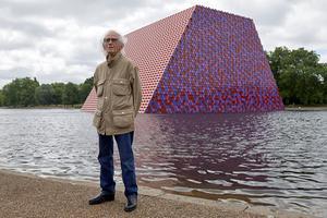 Christo in 2018 voor zijn kunstwerk in Hyde Park. beeld AFP