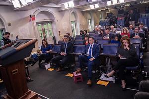 Amerikaanse journalisten in de persruimte van het Witte Huis. beeld AFP