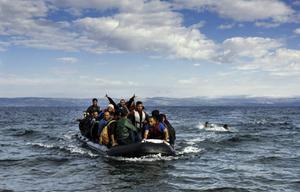 Migranten arriveren per rubberboot op het Griekse eiland Lesbos nadat ze op 13 oktober 2015 vanuit Turkije de Egeïsche Zee zijn overgestoken. beeld AFP, Dimitar Dilkoff