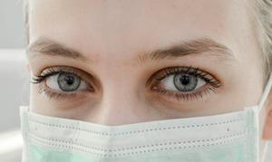 Het voorschrift om 1,5 meter afstand te houden tot anderen zou weleens aan belang kunnen inboeten, doordat mensen zich beschermd voelen door het mondkapje. Beeld Unsplash
