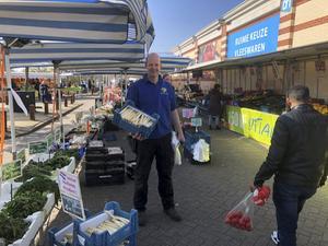 Groenteman Harmen Westerink heeft zich als een van de eersten aangesloten bij het platform totaaleten.nl waarmee marktkooplui de bezorging van hun waren gezamenlijk oppakken. beeld RD
