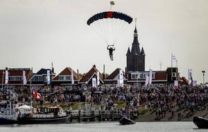Vlootschouw op de Westerschelde met schepen uit diverse landen tijdens de viering van het begin van 75 jaar vrijheid in Nederland. Beeld ANP, Koen van Weel