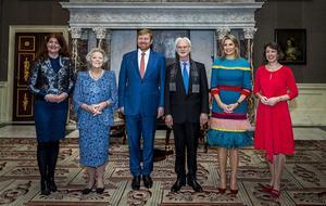 Koning Willem-Alexander reikte donderdag in het Paleis op de Dam in Amsterdam de Erasmusprijs uit aan de Amerikaanse componist en dirigent John Adams. Koningin Máxima en prinses Beatrix waren bij de uitreiking aanwezig. beeld ANP