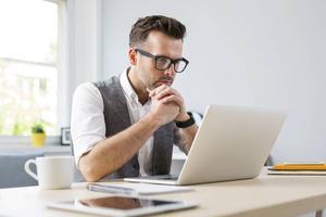 Werk waarvoor fysiek vergaderen niet nodig is, gaat nu veelal digitaal. En tot veler verbazing en genoegen werkt dat wonderwel. beeld iStock