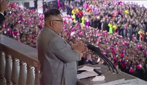Volgens Kim Jong-un heeft het coronavirus Noord-Korea nog niet bereikt. Afstand houden tijdens het feest is daarom niet nodig. beeld AFP, KCNA