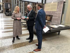 Harm Jager en Rick van Heusden bieden CDA-Kamerlid Van Toorenburg de Vrijheidsbijbel aan. Beeld RD, Addy de Jong