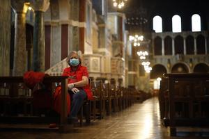 Een bezoeker van de Westminster Cathedral in Londen. beeld AFP, Tolga Akmen
