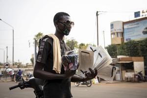 Een straatverkoper verkoopt mondkapjes in de Burkinese hoofdstad Ouagadougou. beeld AFP, Olympia de Maismont