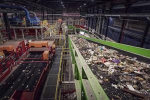 De nascheider in de afvalinstallatie van AVR in Rotterdam haalt plastic uit het restafval. beeld AVR