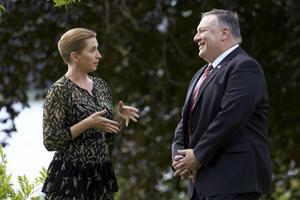 De Deense premier Frederiksen (l.) wil een conflict over besnijdenis met de Amerikaanse minister van Buitenlandse Zaken, Pompeo, vermijden.  beeld AFP