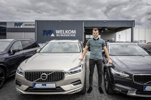 Christian Mussche poseert op het bedrijfsterrein waar de Volvo’s van Mudde Kok wachten op een nieuwe eigenaar. „Normaal gesproken staan hier zo’n 250 voertuigen opgesteld.” beeld Henk Visscher