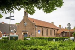 Het kerkgebouw van de cgk Alblasserdam aan de Waalsmondelaan wordt voorlopig niet verkocht.  beeld Cees van der Wal