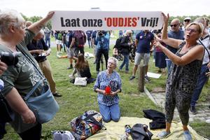 Een demonstratie op het Malieveld in juni, gericht tegen de coronaregels. Prof. Helsloot: „Wereldwijd vond slechts een handvol besmettingen buiten plaats. Schrap de afstandsregel buiten.” beeld ANP, Robin van Lonkhuijsen